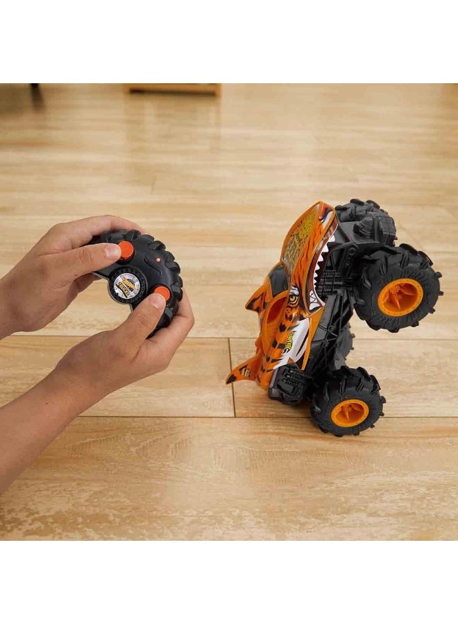هوت ويلز شاحنة "تايغر شارك" (Tiger Shark) من سلسلة "هوت ويلز مونستر تراكس" (Hot Wheels Monster Trucks) بمقياس 1:24 (HNV03) | شاحنة ألعاب تعمل بالتحكم عن بُعد - Image 3