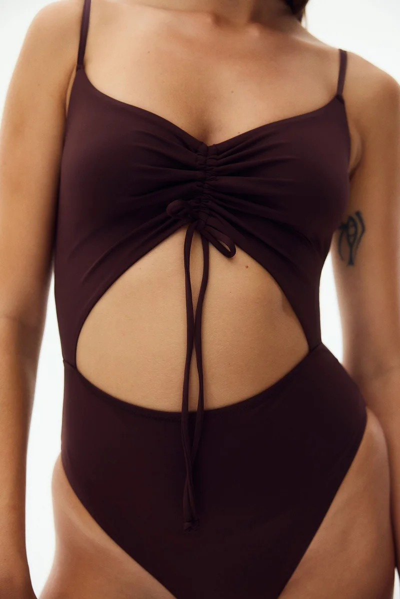 اتش اند ام ملابس سباحة بتصميم مقصوص وقوالب مزودة بحشوة