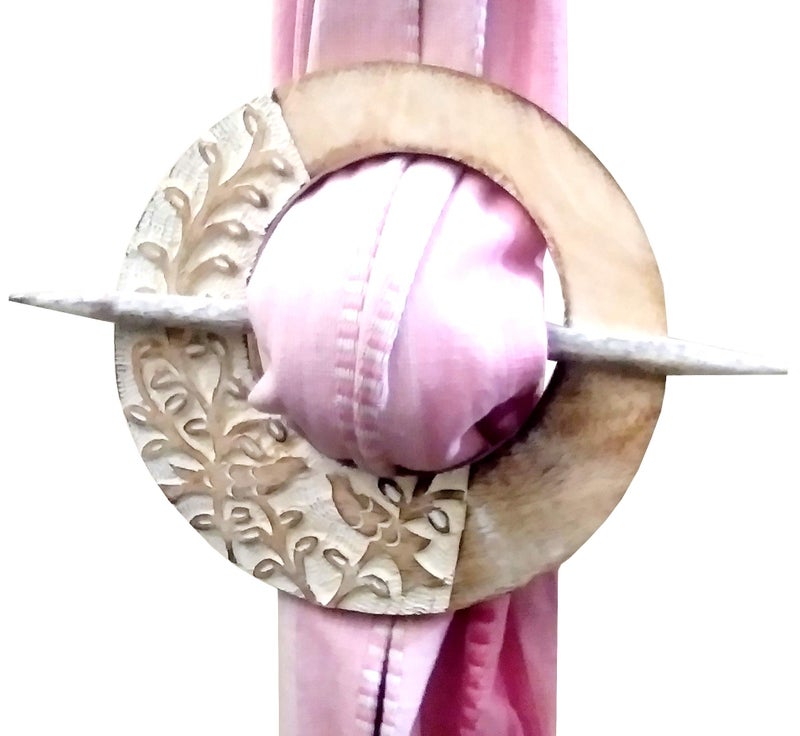 Purpledip Wooden Curtain Holder Tie Back 'Floral Circle': Set of 2 (11875) - Image 3