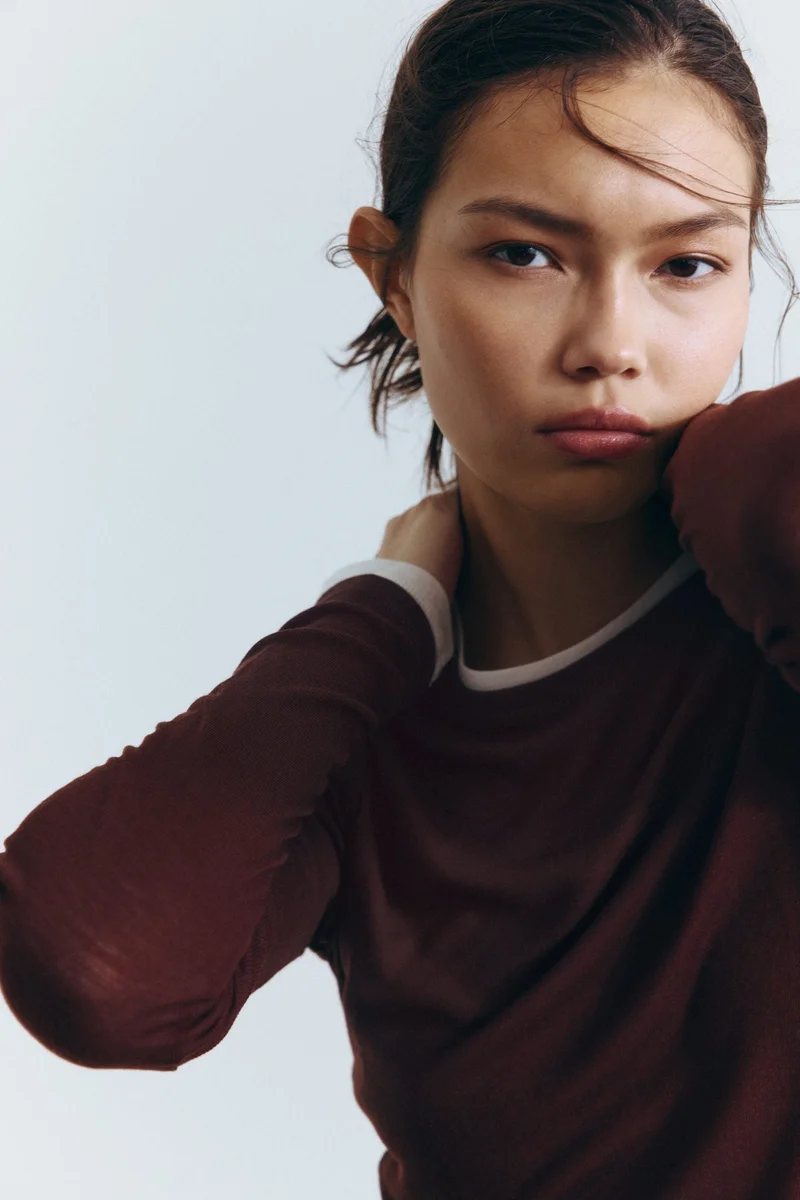 اتش اند ام بلوزة من مزيج الصوف