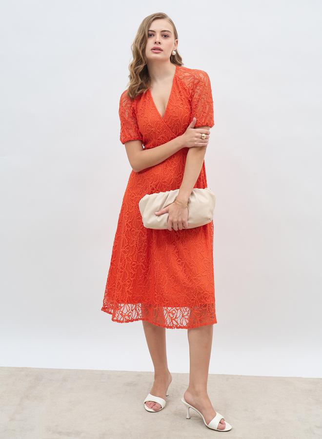 ستايلي فستان ميدي بقصة - بياقة ملفوفة وأكمام قصيرة من الدانتيل الصلب - Image 1