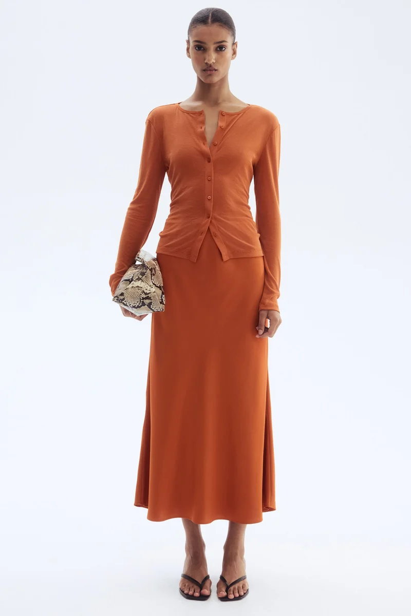 اتش اند ام بلوزة محبوكة بأزرار أمامية