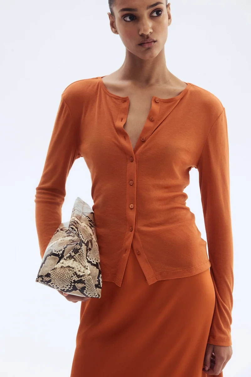 اتش اند ام بلوزة محبوكة بأزرار أمامية