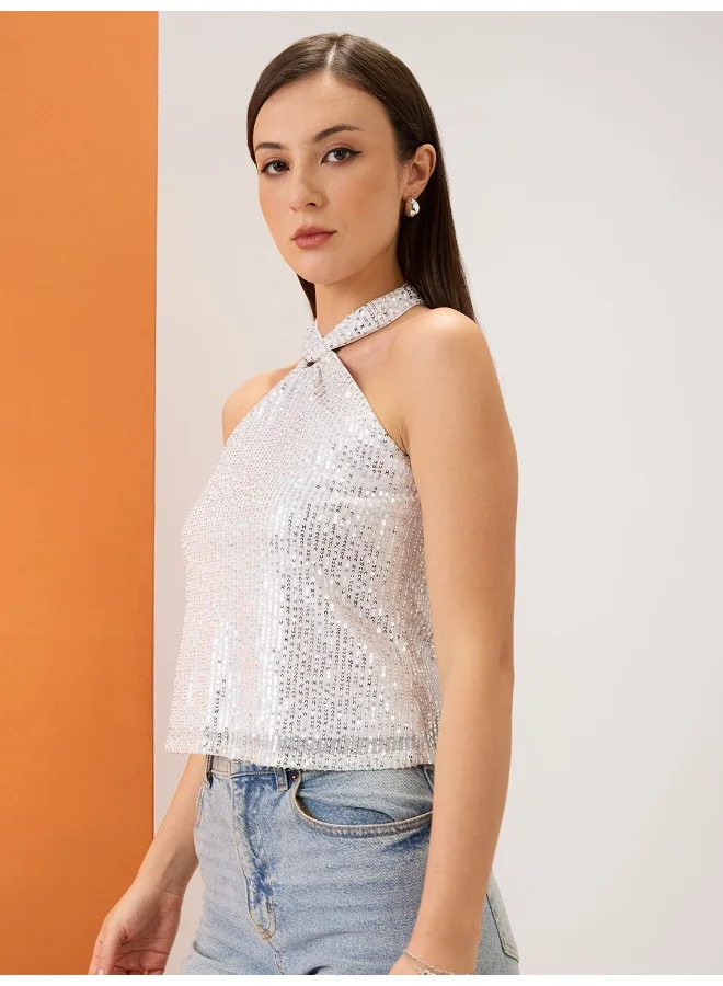 جلو باص بلوزة حفلات نسائية جلوبس بيضاء بياقة هالتر وتفاصيل ترتر ملتفة