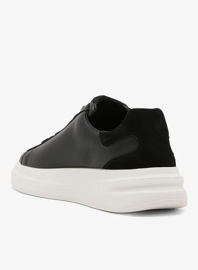 جس حذاء رياضي برباط وطراز منخفض