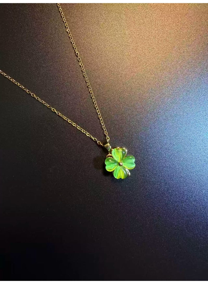 Vintage Green Clover Pendant Necklace with Rotating Design and Gold-Tone Chain - Image 3