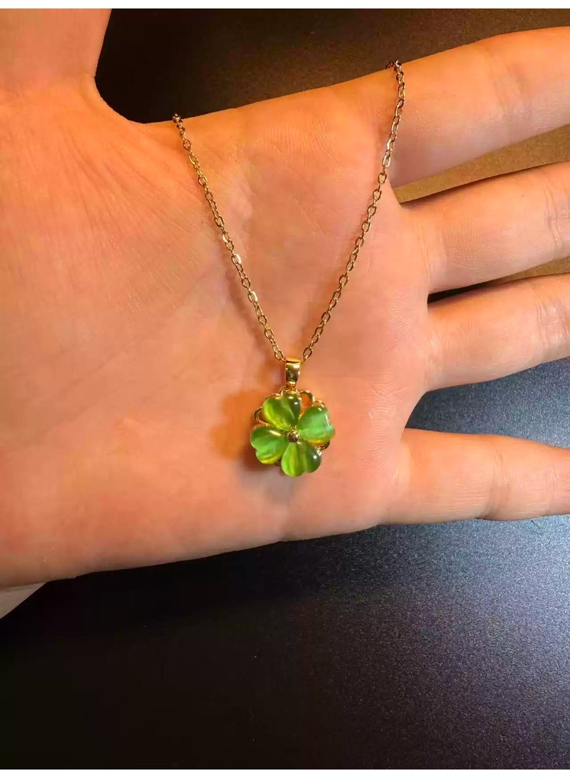Vintage Green Clover Pendant Necklace with Rotating Design and Gold-Tone Chain - Image 1