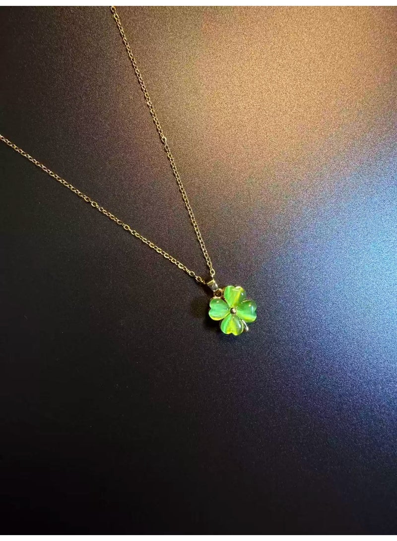 Vintage Green Clover Pendant Necklace with Rotating Design and Gold-Tone Chain - Image 2