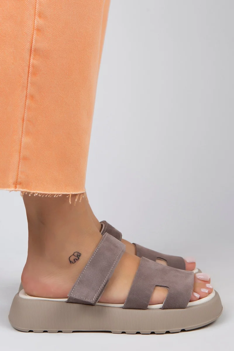 مانجيرو شباشب مانيجيرو سينا ​​النسائية من الجلد الطبيعي مع شريط لاصق، لون المنك