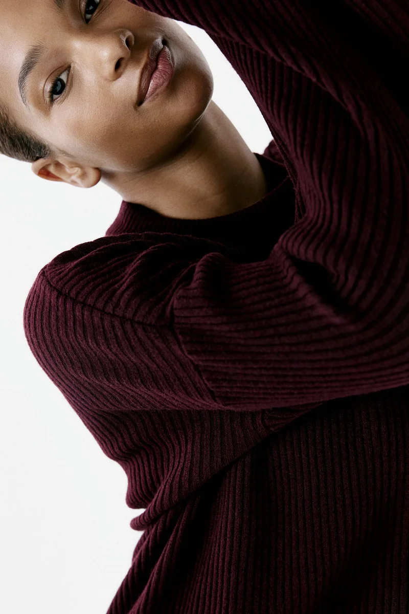 اتش اند ام فستان محبوك من نسيج مرن