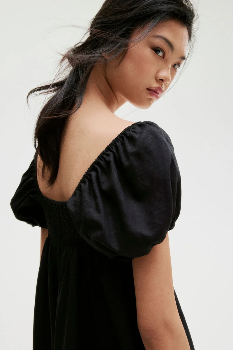 اتش اند ام فستان بأكمام منفوشة