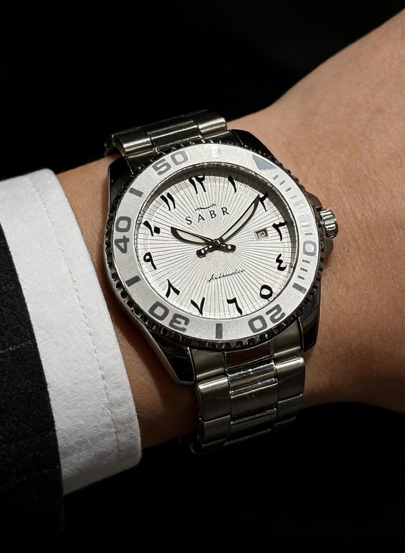 صبر ساعة كوارتز للرجال بتصميم مستوحى من ساعات الغوص – من الفولاذ المقاوم للصدأ، ميناء فضي بنمط أشعة الشمس مع نافذة تاريخ وأرقام عربية، هدية فاخرة للرجال - Image 4