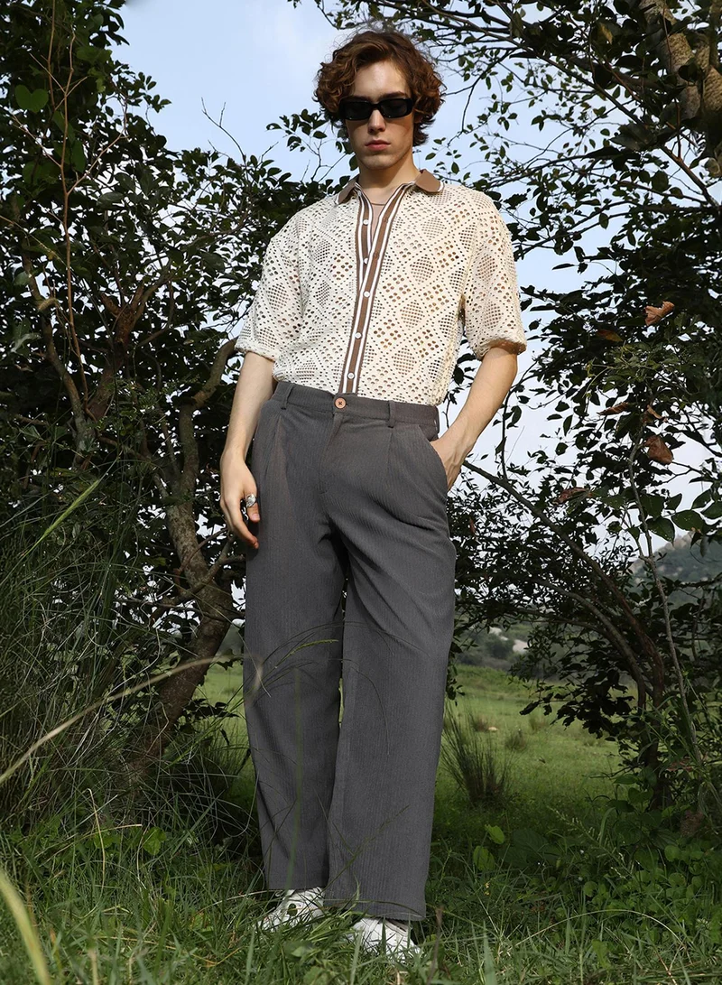 كامبوس سوترا Campus Sutra Men's Moon Grey Textured Relaxed Trousers For Casual Wear | Low-Rise | 4 Pockets | Button Closure | Trousers Crafted With Comfort Fit For Everyday Wear