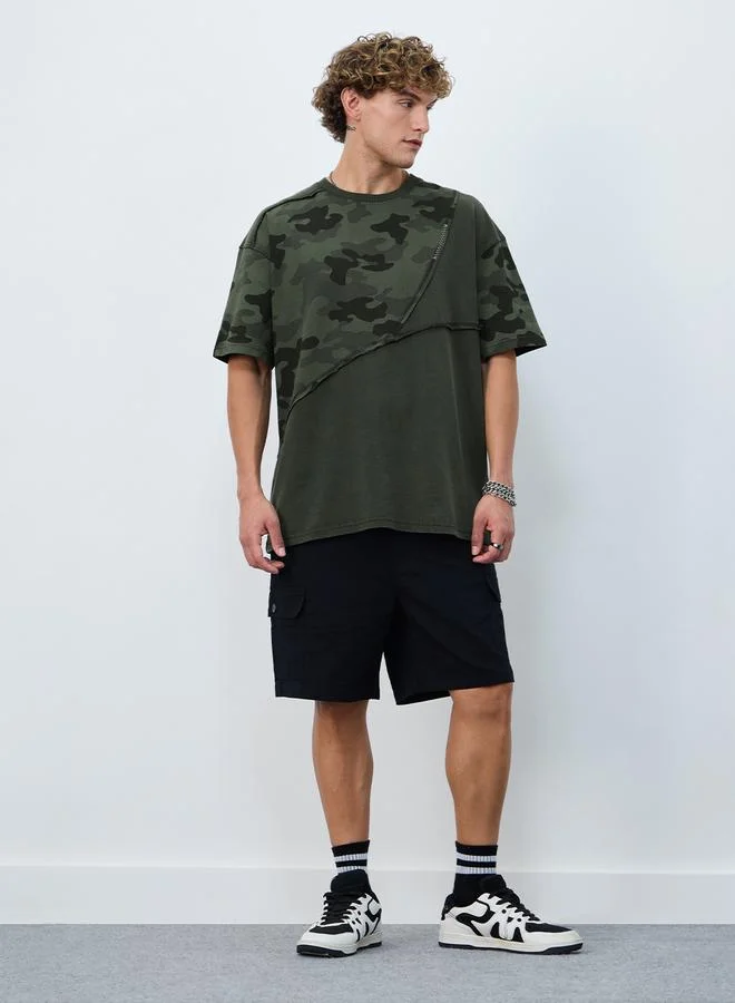 ذا سوليد ستور تيشيرت واسع مزين بشريط بطبعة كامو