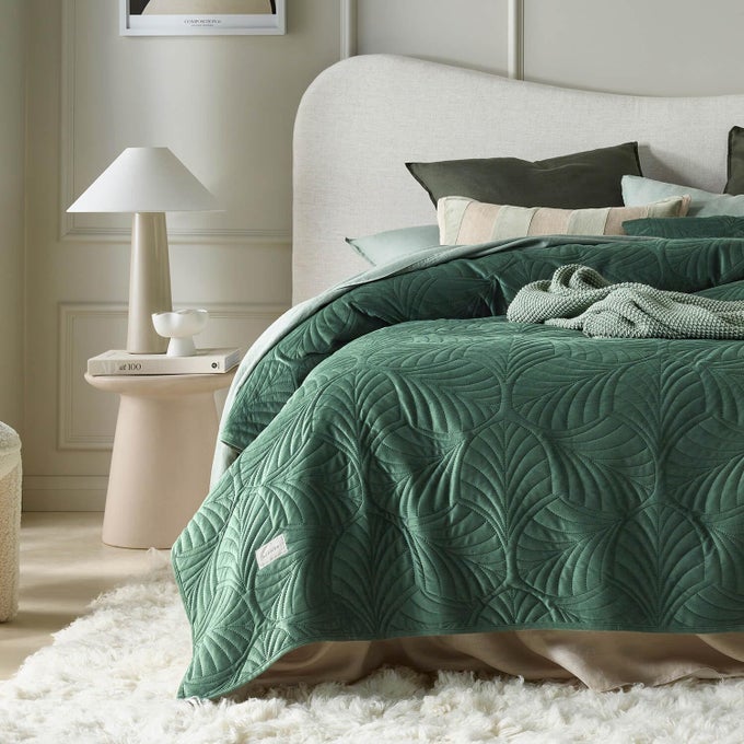 FEEL ELEGANT BEDSPREAD 240 X 260 CM DARK GREEN VERSATILE BEDSPREAD FOR BED AND SOFA COUCH QUILTED VELVET BEDSPREAD