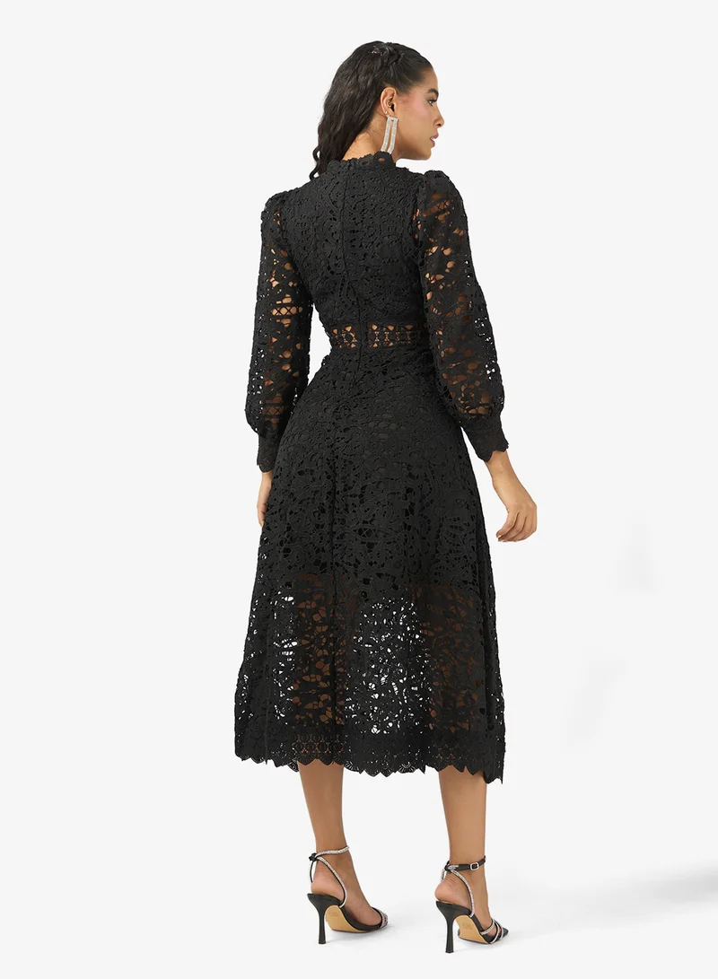 خزانة فستان دانتيل بتصميم -