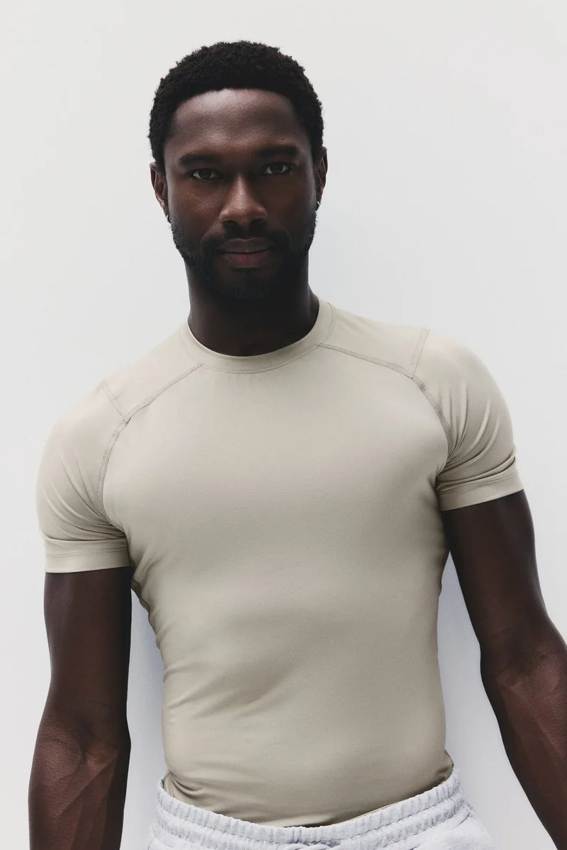 اتش اند ام تي-شيرت رياضي بقصّة ضيقة من نسيج دراي موف