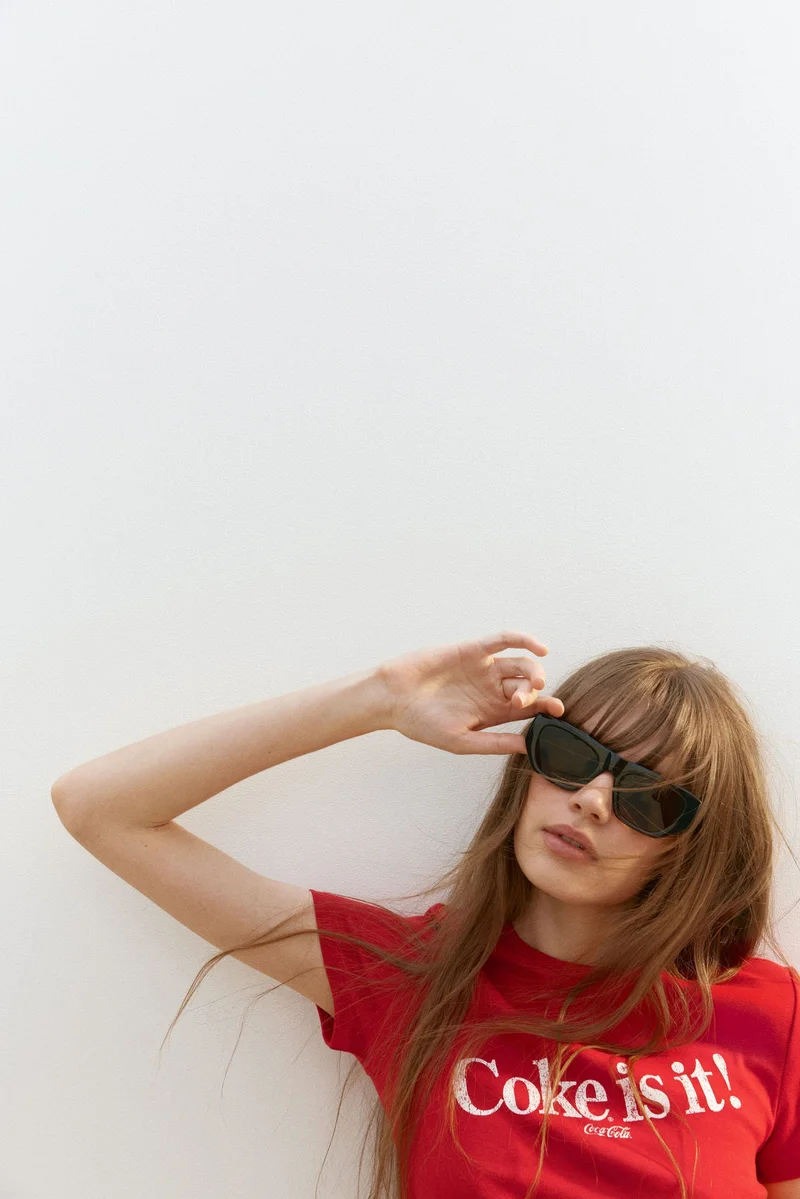 اتش اند ام تي-شيرت مزين بطبعة عبارة نصية