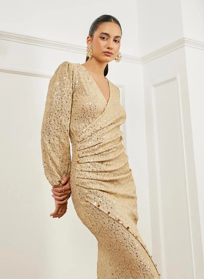 ستايلي فستان طويل بكسرات ولامع