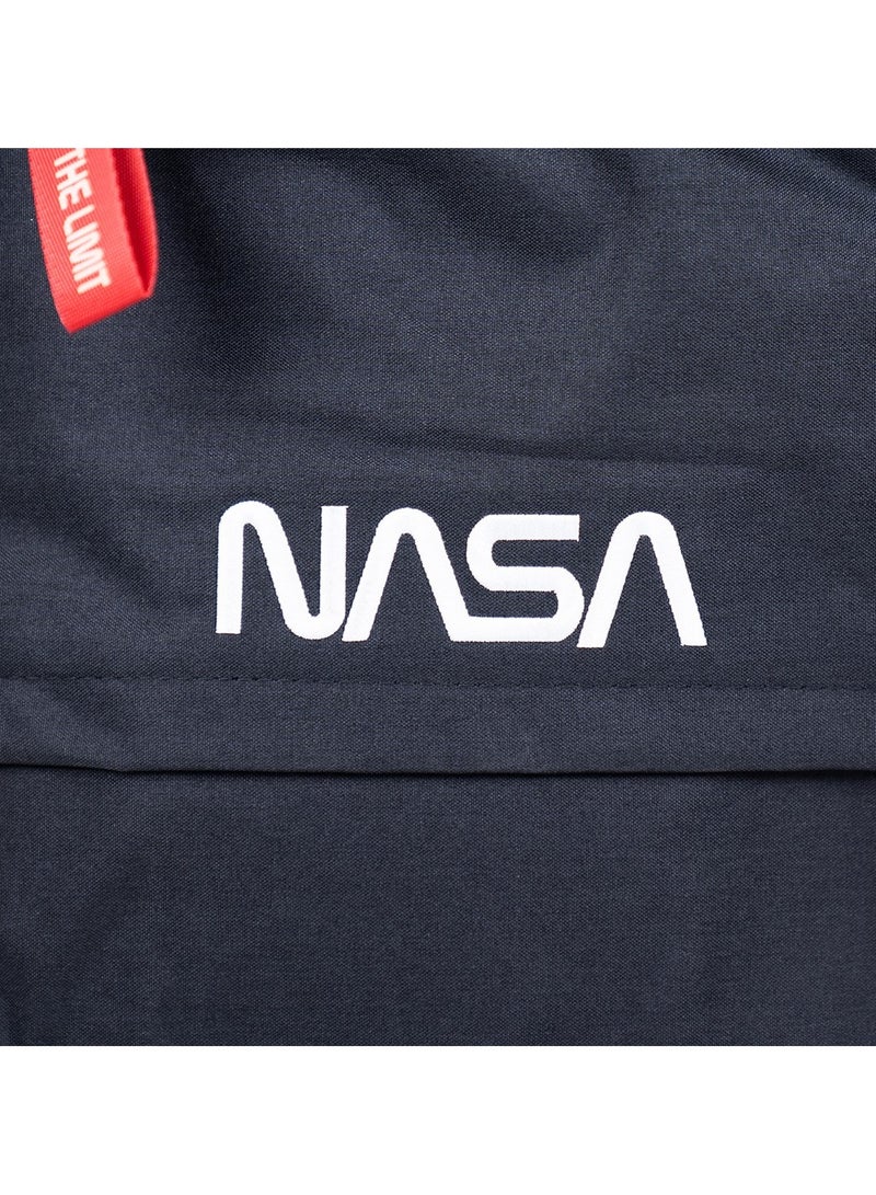 ناسا حقيبة ظهر مقاومة للماء / مادة 300D / شعار مطرز / ملصق أحمر مع شعار وملصق سحاب أحمر / جيوب داخلية وجيب كمبيوتر محمول وجيوب جانبية / منفذ شحن USB - أسود - Image 5