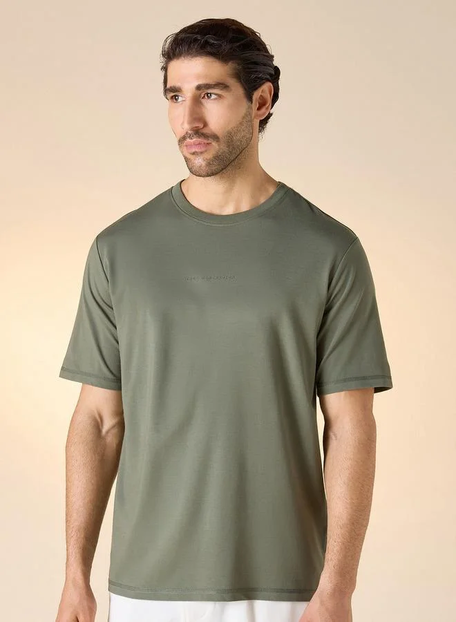 ايكونيك تيشيرت برقبة دائرية بتفاصيل كتابية أيقونية وأكمام قصيرة