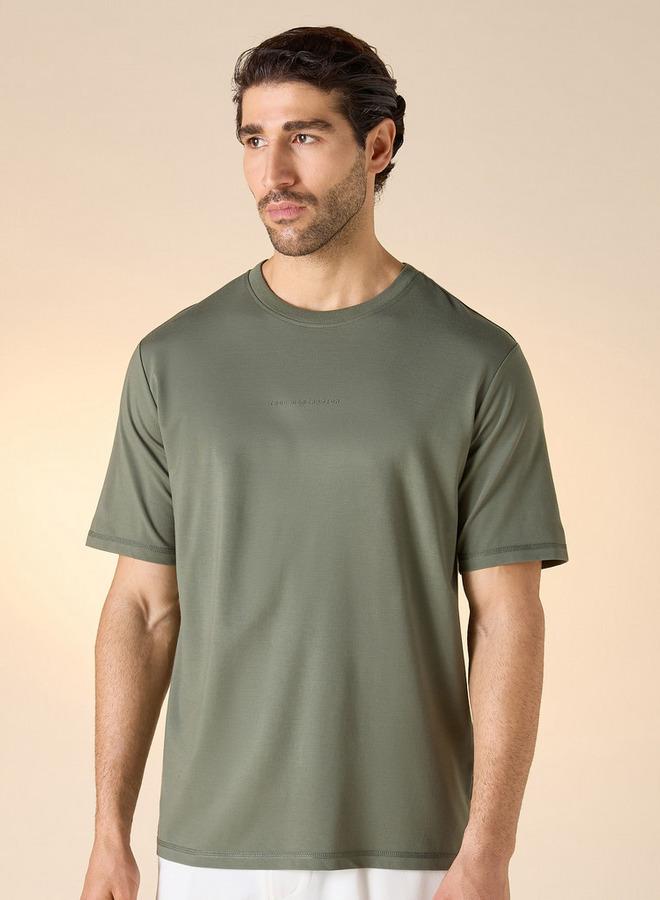 ايكونيك تيشيرت برقبة دائرية بتفاصيل كتابية أيقونية وأكمام قصيرة - Image 1