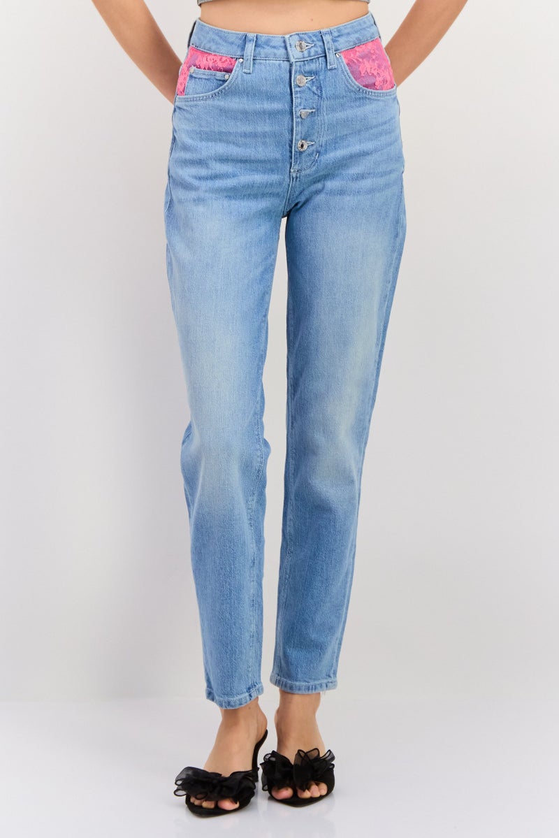 GUESS جينز دنيم مائل مغسول للنساء، أزرق - Image 1