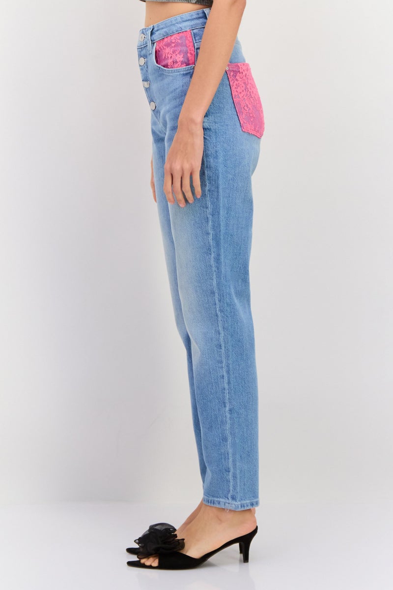 GUESS جينز دنيم مائل مغسول للنساء، أزرق - Image 2