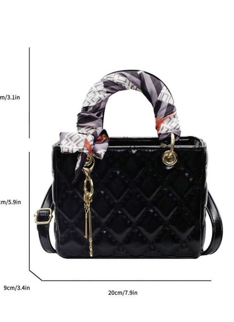 Plain women's bag with detachable strap and zipper closure