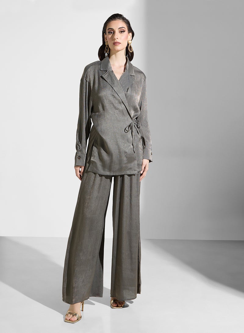 خزانة طقم قميص وبنطلون بتفاصيل ربطة - Image 1