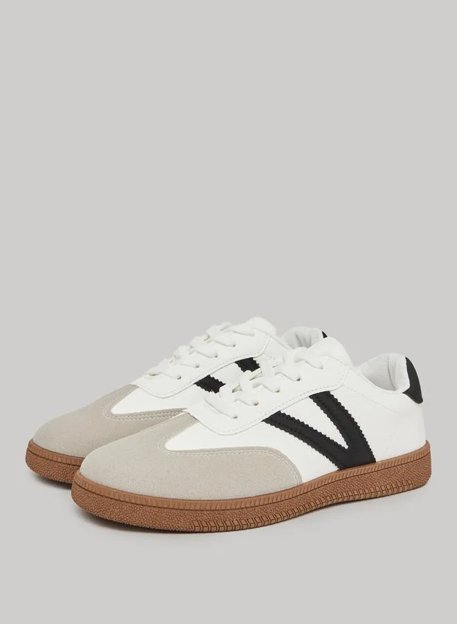 تايك تو حذاء رياضي برباط وأجزاء متداخلة