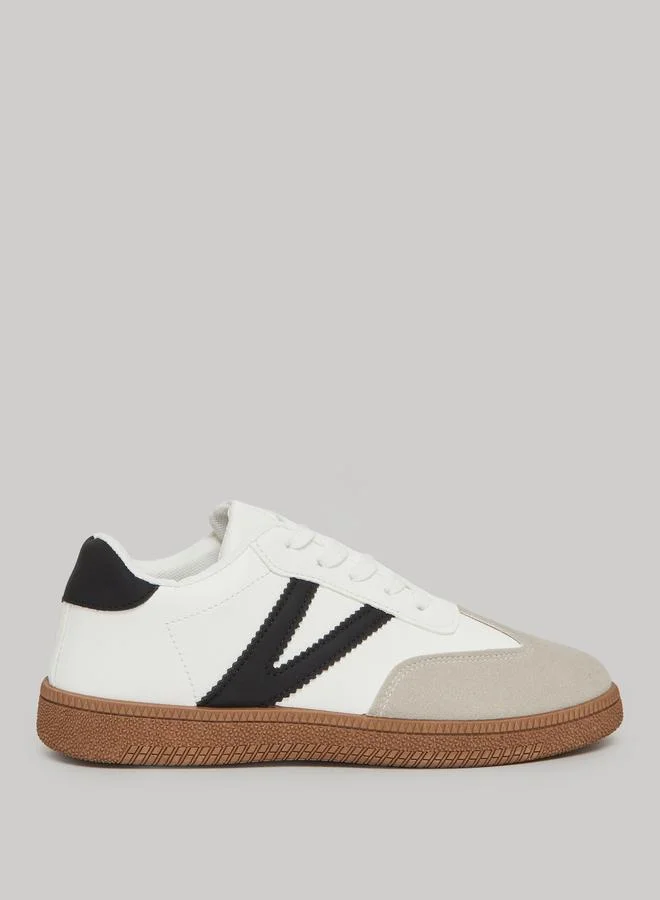 تايك تو حذاء رياضي برباط وأجزاء متداخلة