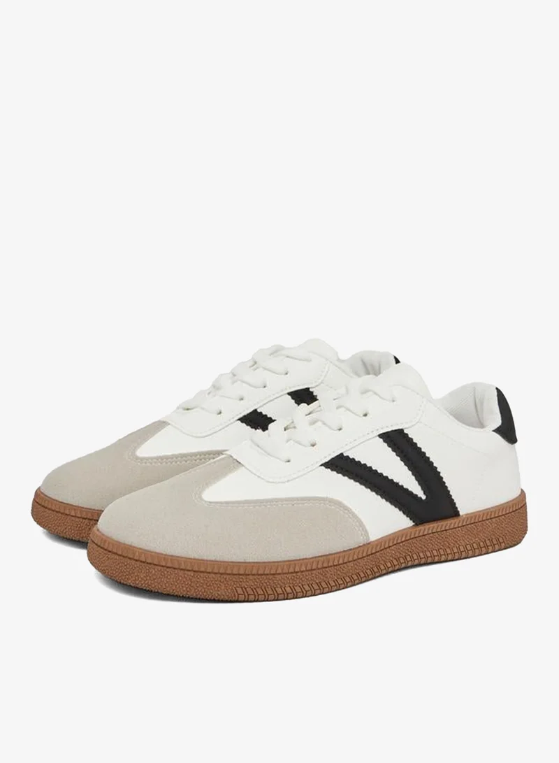 تايك تو حذاء رياضي برباط وأجزاء متداخلة