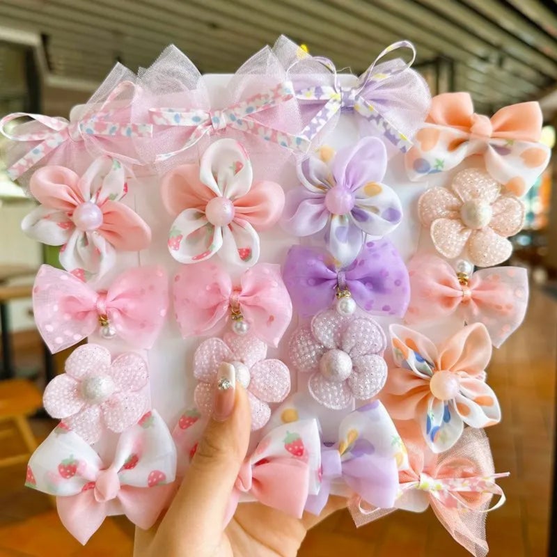 Adorable children's cartoon hair clips from Korea, perfect for princess-style hairstyles. Ideal for young girls and babies, these cute hair accessories are great for adding a touch of charm to their look. - Image 3