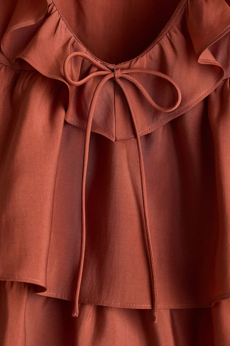 اتش اند ام بلوزة مزينة بحواف مكشكشة