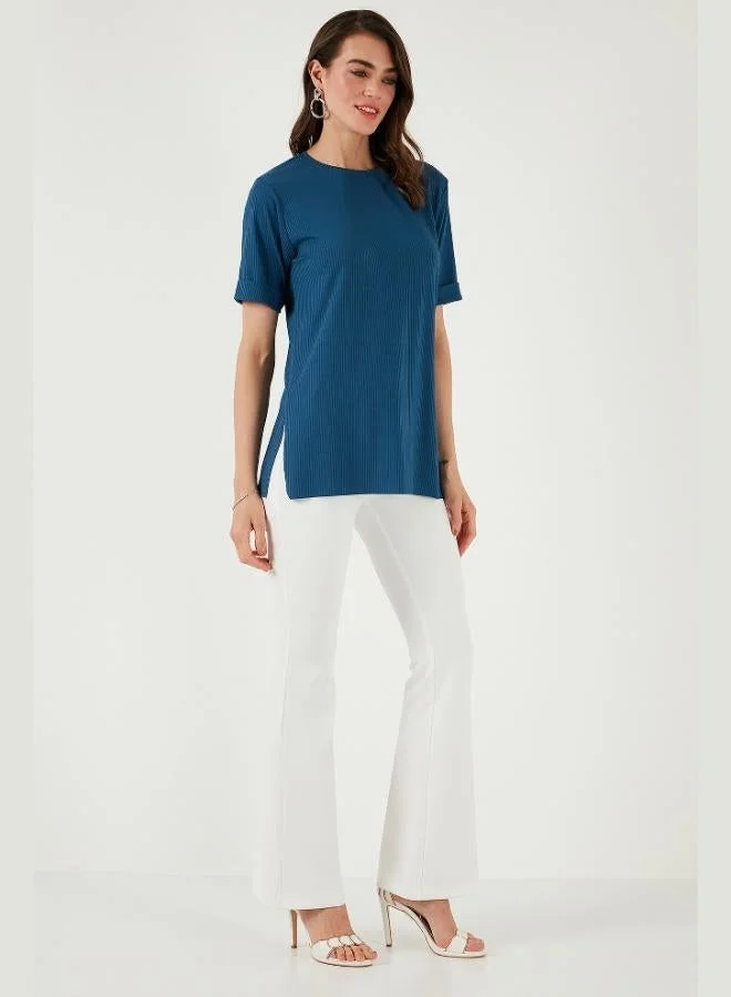 ليلا بلوزة نسائية ليلا بقصة واسعة وياقة دائرية وتفاصيل فتحة