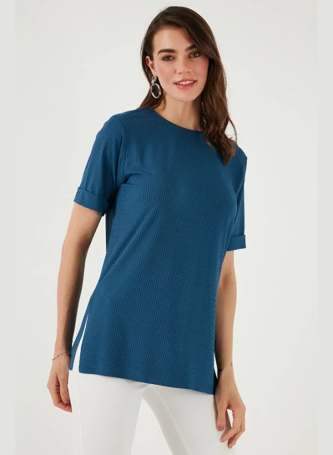 ليلا بلوزة نسائية ليلا بقصة واسعة وياقة دائرية وتفاصيل فتحة