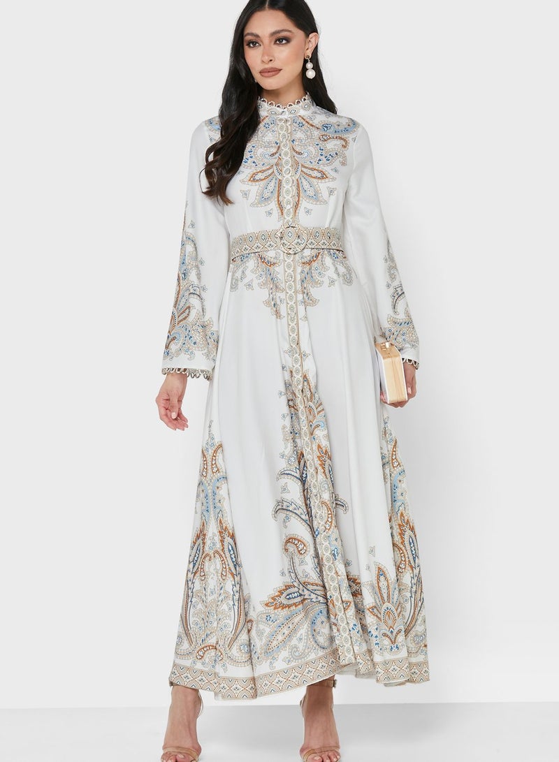 خزانة فستان مزين بطبعات واكمام واسعة  - Image 4