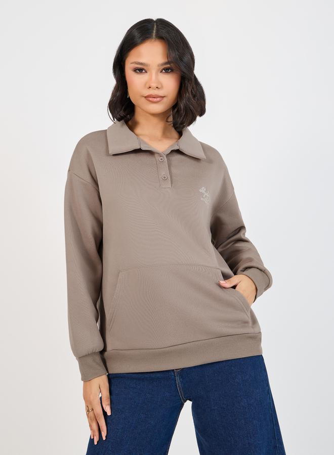 ستايلي سويت شيرت فضفاض بياقة بولو وتفاصيل مُطرزة - Image 3