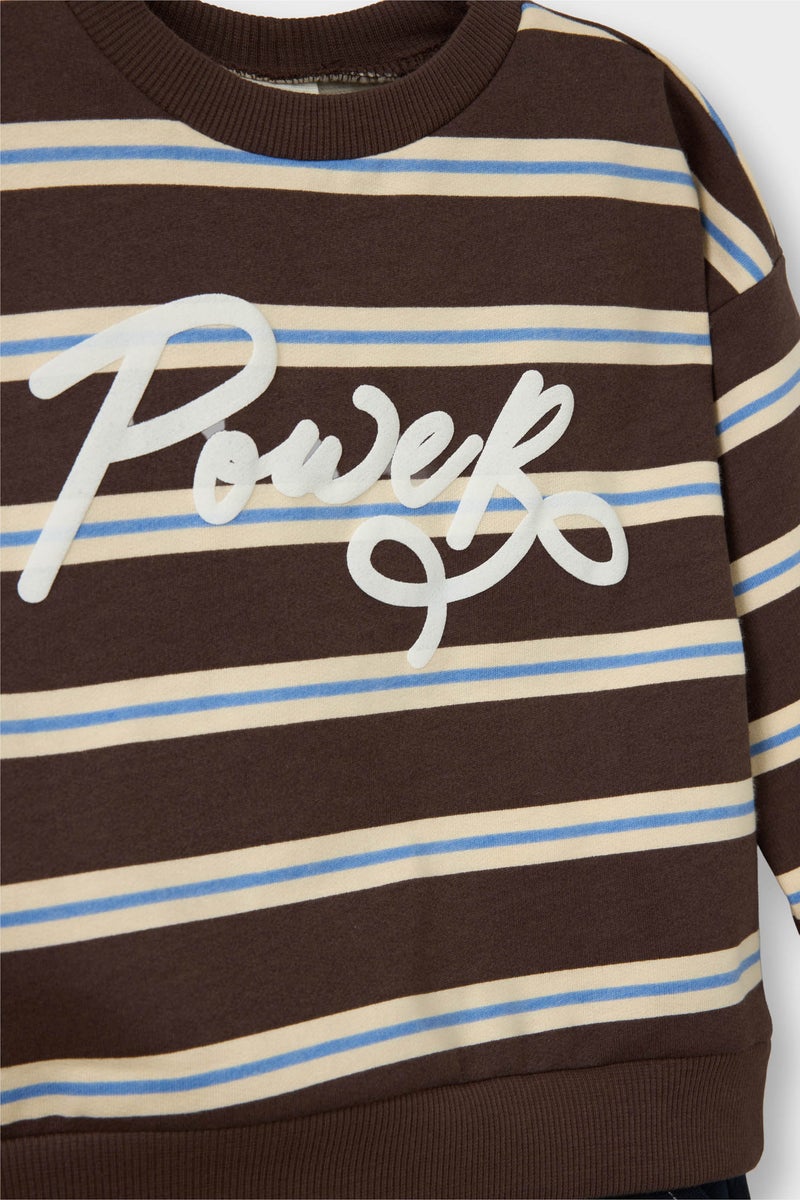 ديفاكتو طقم اولادي بنطلون جينز وسويت شيرت بطبعة شعار قصة عادية - قطعتين - Image 3