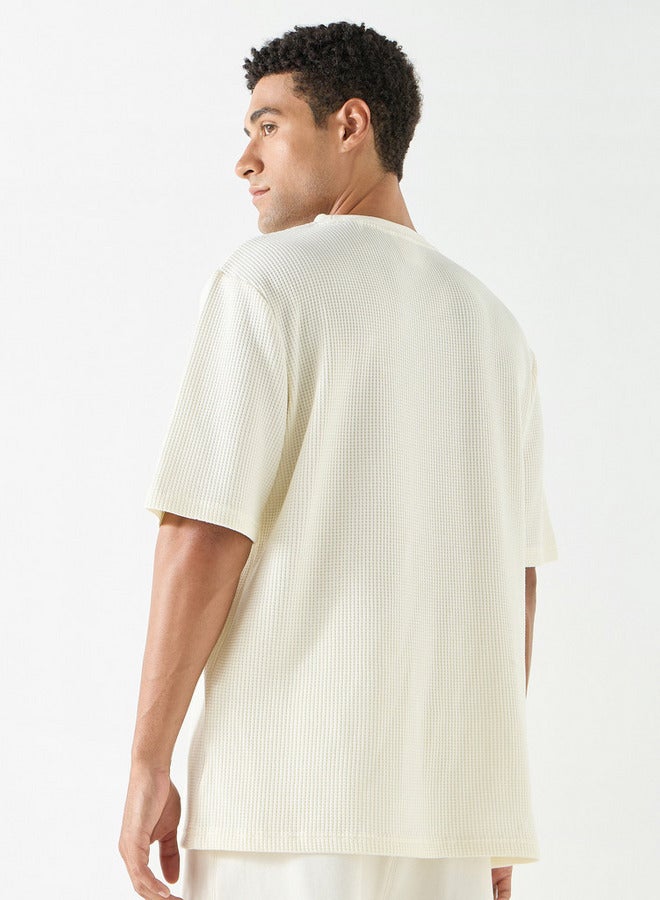 كابا تيشيرت بارز الملمس بياقة ضيقة وأكمام قصيرة من كابا - Image 3