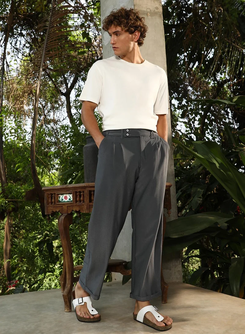 Campus Sutra Campus Sutra Men's Ash Grey Pleated Cuffed Trousers For Casual Wear | Mid-Rise | Relaxed Fit | Button Closure | Trousers Crafted With Comfort Fit For Everyday Wear