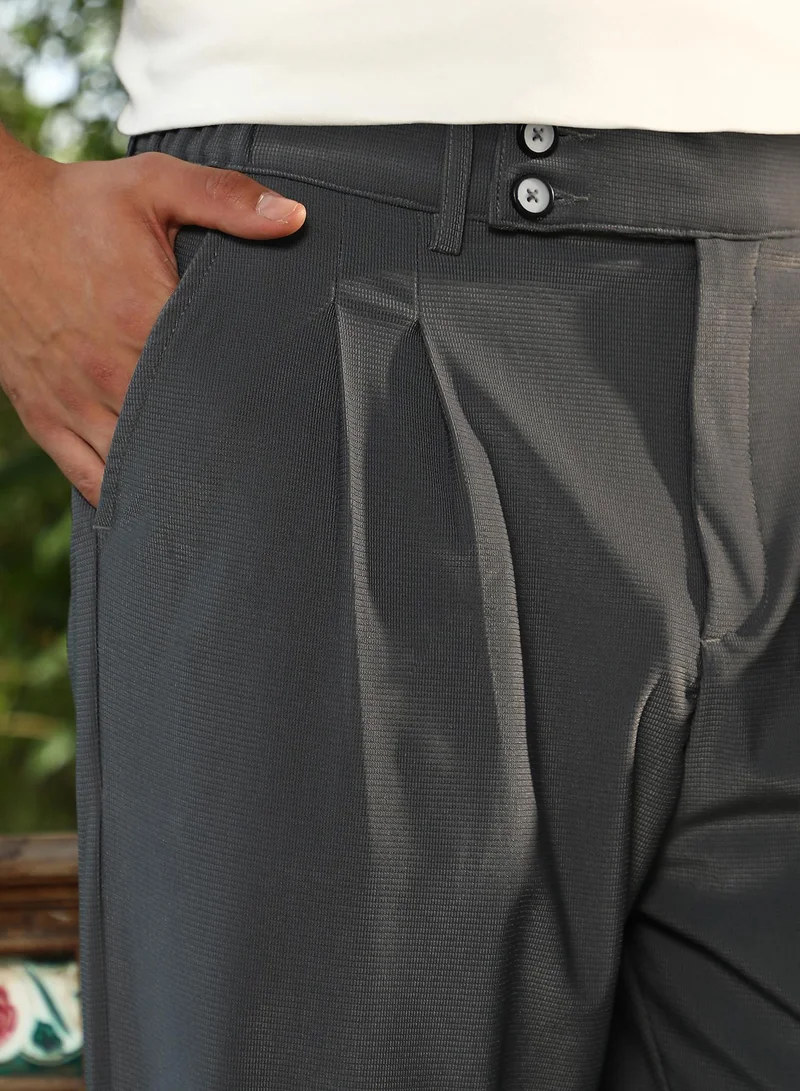 Campus Sutra Campus Sutra Men's Ash Grey Pleated Cuffed Trousers For Casual Wear | Mid-Rise | Relaxed Fit | Button Closure | Trousers Crafted With Comfort Fit For Everyday Wear