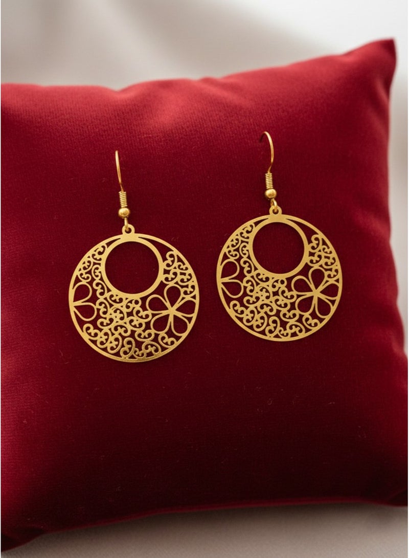 جوليا ستور أقراط متدلية دائرية مجوفة من الفولاذ المقاوم للصدأ المطلي بالذهب عيار 18 قيراطًا، بتصميم أنيق وفاخر مستوحى من الطراز المصري الشرقي البدوي التقليدي. هدية مثالية للنساء. - Image 2