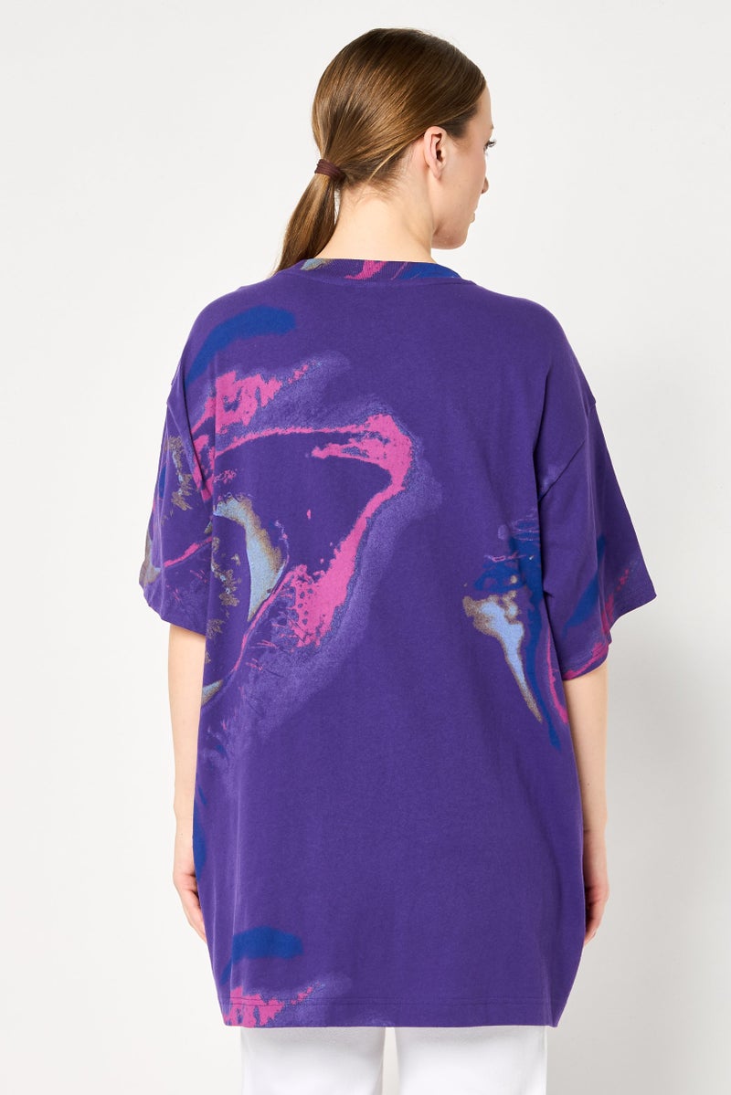 G-Star RAW تي شيرت نسائي بأكمام قصيرة وياقة دائرية، مطبوع برسومات، بنفسجي داكن - Image 4