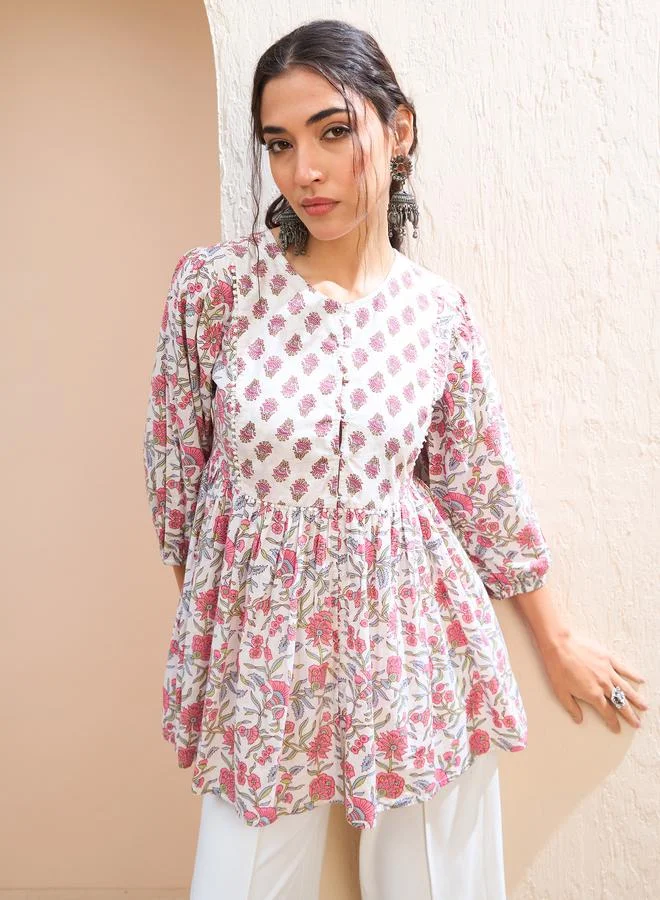 ساسافراس كورتي ساسافراس أبيض مزين بالدانتيل والزهور بأزرار وكسرات عند الرقبة