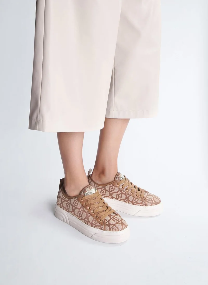 ليو جو أحذية رياضية بنقش شعار جاكار