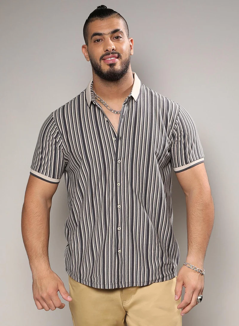 انستافاب بلس قميص رجالي محبوك بياقة ممتدة وأكمام قصيرة بلون رمادي فاتح وأزرق داكن متباين للارتداء الكاجوال