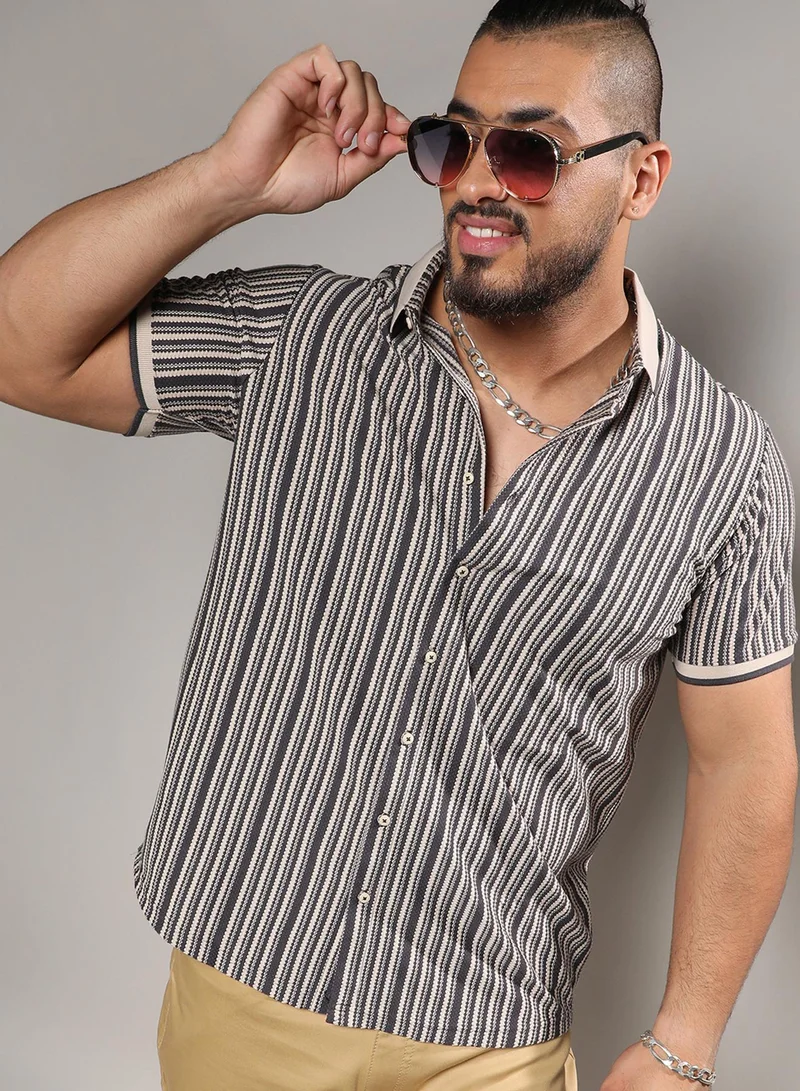 انستافاب بلس قميص رجالي محبوك بياقة ممتدة وأكمام قصيرة بلون رمادي فاتح وأزرق داكن متباين للارتداء الكاجوال