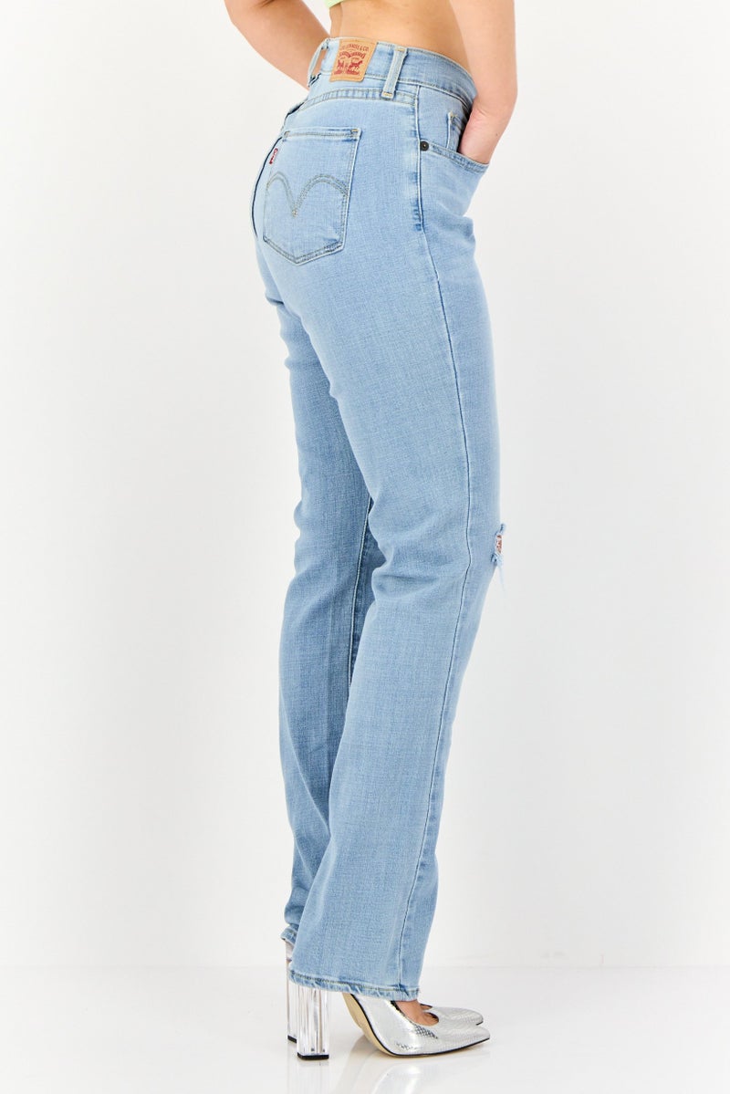 Levi's جينز دنيم قابل للتمدد للنساء بقصة منحنية، لون أزرق مغسول - Image 2